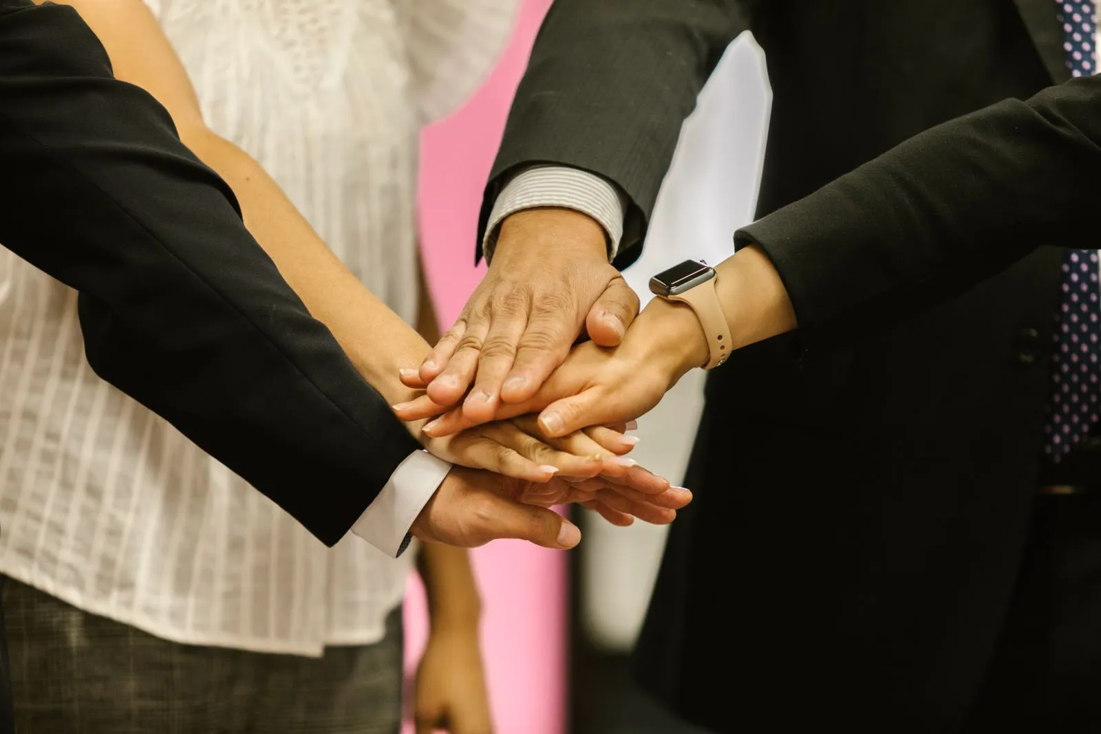 Les mains d'une équipe réunies au centre, symbole de cohésion