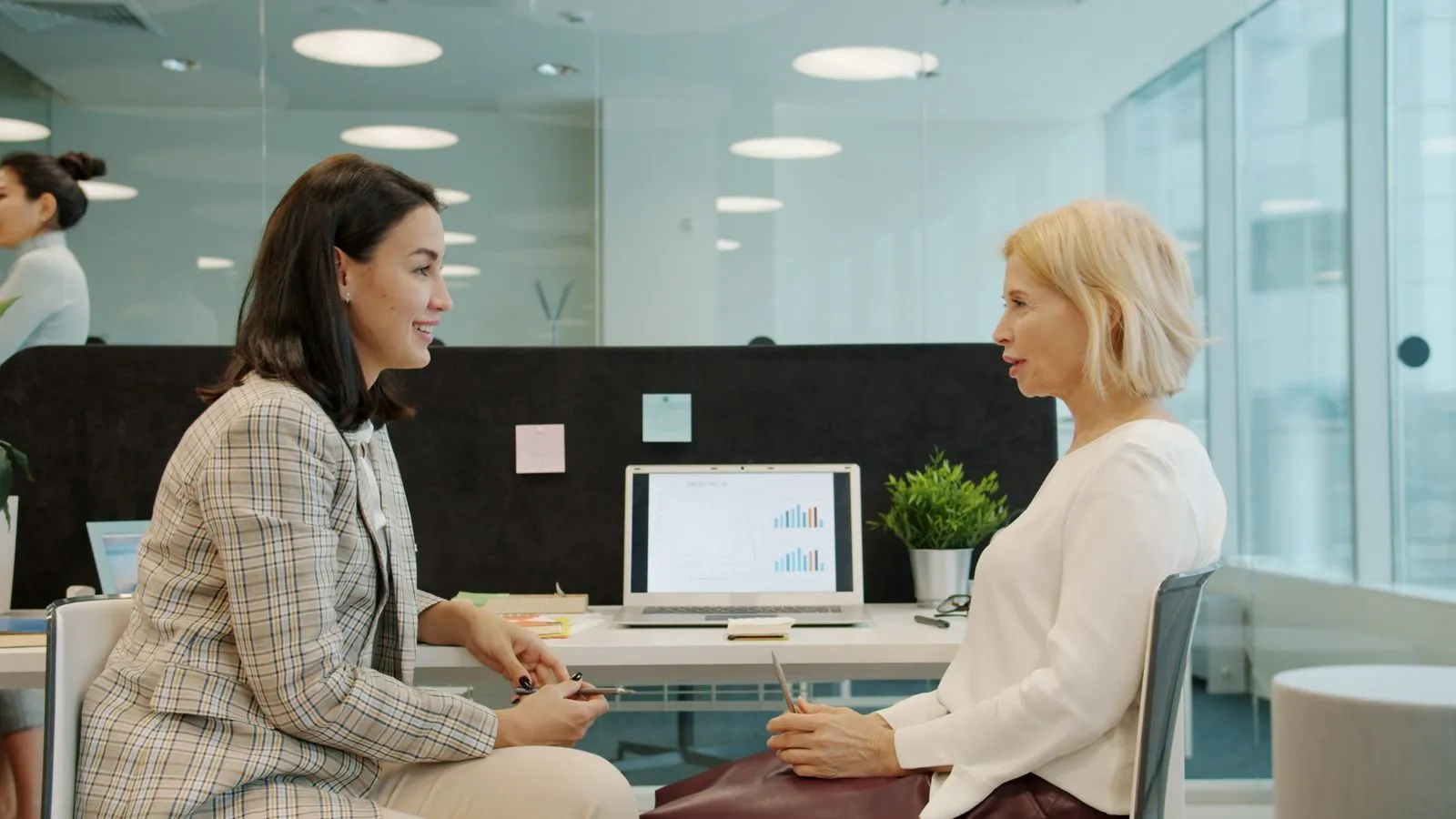 Deux professionnelles en entretien de coaching dans un bureau lumineux