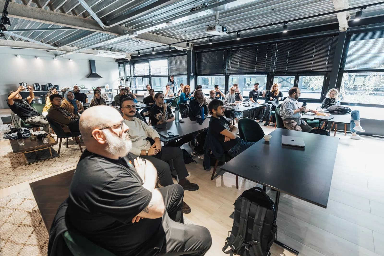 Des professionnels attentifs pendant une session de formation
